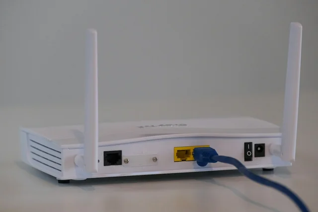 Hemrouter med Ethernet-kabel ansluten.